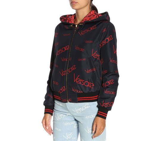 versace jacke rote zeichen rücken|Versace .